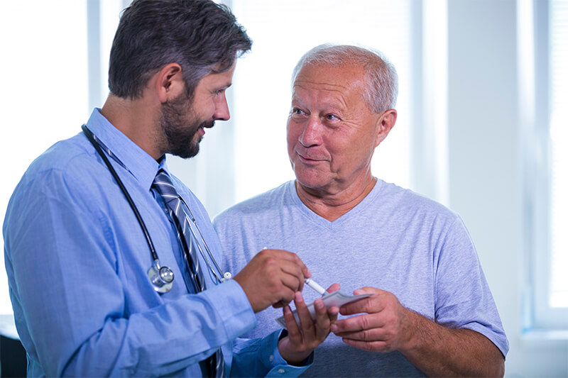 Médico tratando la disfunción eréctil
